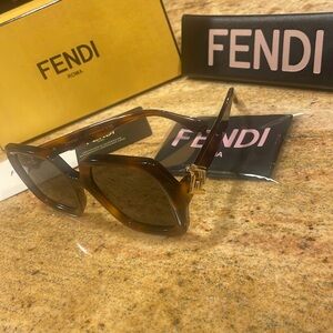 Fendi FE401391 53A sunglasses. Brand new Italy. Eyewear.  53-19-135
